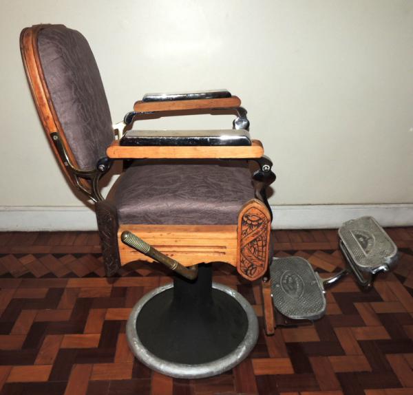 Belíssima cadeira de barbeiro. Estrutura de madeira co