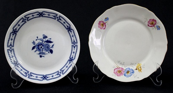 Aparelho de jantar, café e chá de porcelana polonesa Koenigszelt, na cor  branca com pequenas flores - Arremate Arte