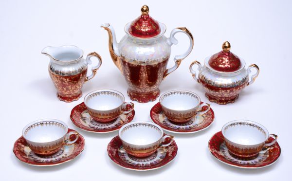 Jogo para chá, em porcelana SCHMIDT, detalhes em dourad