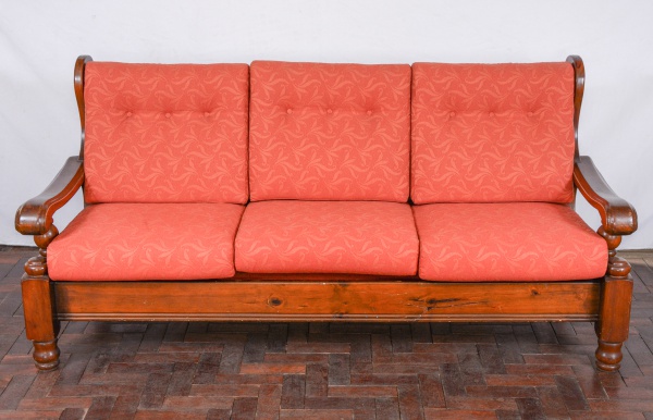 Antigo sofá em madeira de lei para três lugares, encost
