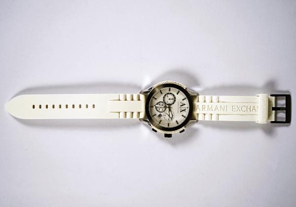 Armani Exchange modelo Ax 1225, fundo branco, pulseira