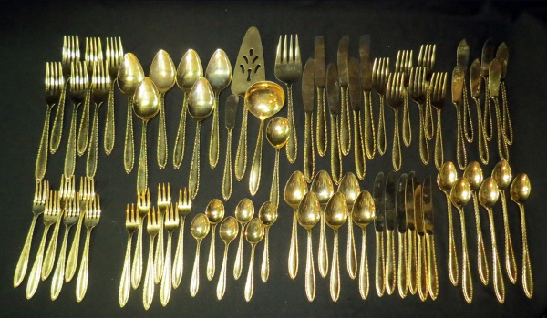 Antigo jogo de talheres em metal dourado, com pega em f