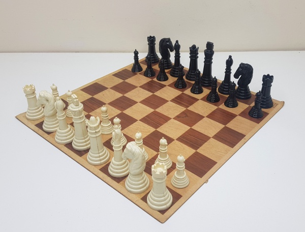 Jogo de xadrez, composto por tabuleiro com trinta peças