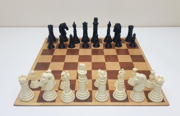 Jogo de xadrez, composto por tabuleiro com trinta peças