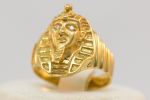 Anel em ouro 750 numerado e assinado representando Tutankhamon, olhos com brilhantes, aro 19 - PT 6.2 grs