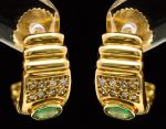 Par de brincos em ouro 750 com 2 esmeraldas colombianas ,pesando cada uma 0.25 cts e 16 brilhantes  PT: 5.7 grs.
