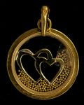 Medalha em ouro 750 com 2 cristais de safira e bolinhas de ouro que se movimentam,rodeando dois corações dentro de cristais, estilo Chopard de Paris  PT: 3.7 grs.