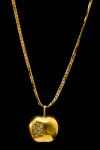 Cordão em 2 tons de ouro 750 com pingente "maçã " com 9 brilhantes, med: 40 cm - PT: 8.4 grs
