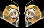 Par de Brincos em Ouro 18 K e Platina com dois diamantes Solitários, Lapidação Antiga pesando + -  0.55 carateres, Peso Total 2 grs
