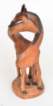 Escultura africana em madeira esculpida representando casal de girafas, med. 31 cm (pequeno defeito na base)