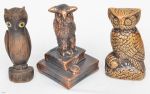 Lote constando de 3 corujas - Símbolo da Sabedoria, sendo 02 em louça e 1 em madeira com olhos de vidro, med 13 x 7,5 cm (tamanho médio)
