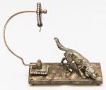 Cachorro da raça perdigueiro em cena de caçada, antigo suporte para relógio de bolso em metal, base em acrílico, med. 15 x 14 x 7 cm (base com restauro colada)