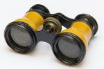Antigo binóculos para coleção em metal patinado na cor preta e baquelite , uma lente com defeito (no estado)