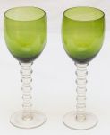 Par de grandes taças em vidro italiano, na cor verde, com colunas de forma torneadas translúcida, med. 25 cm