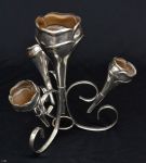 Floreira art nouveau em metal inglês espessurado a prata, med. 20 x 21 cm