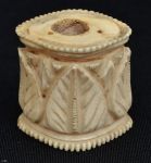 Base em marfim esculpido, med. 4 cm