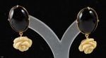 Par de brincos em ouro 750 com pedra negra e rosa de resina, med. 3,5 cm - PT 10.7 grs