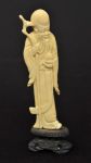 Sábio com cajado, escultura oriental esculpida em marfim com base de madeira entalhada - med. 11,5 cm com base med. 13,5 cm.