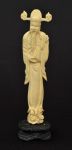 Sábio com pergaminhos, escultura oriental esculpida em marfim com base de madeira entalhada - med. 14 cm com base med. 16 cm.