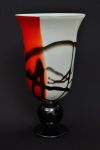 Grande vaso em vidro de murano com esmalte escorrido, nas cores branco, vermelho e preto - base na cor preta - med. 49 cm.