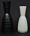 Lote constando de duas jarras no estilo contemporâneo em vidro preto e branco, decorados com frisos - med. 26 cm e 30 cm - (jarra preta com bicado na borda).
