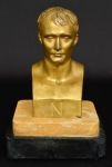 Antigo busto europeu em bronze dourado representando Imperador Napoleão jovem, base em mármore bege rajado e preta - med. 20 cm.