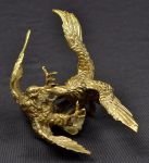 Escultura européia em bronze dourado ricamente cinzelado, representando águias brigando - med. 9 x 14 cm.