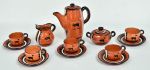 Conjunto de café em cerâmica peruana policromada, decorado com lhamas, constando de bule de café - med. 17 cm (com bicado no bico), leiteira, açucareiro e 5 xícaras de café com pires.