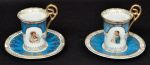 Colecionismo - Par de xícaras de café em porcelana de Viena policromadas, decoradas com busto de Napoleão Bonaparte e Josephine, borda azul com arabescos e detalhes a folha de ouro - xícara med. 9 cm.