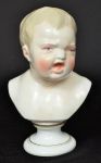 Busto de bebê em porcelana européia policromada - marca na base - med. 15 cm.