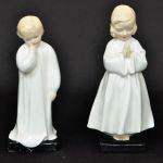 Lote constando de duas esculturas em porcelana inglesa da manufatura Royal Doulton, policromadas representando menina rezando - med. 15 cm e menino de camisola med. 14 cm (menino com trincado no corpo).
