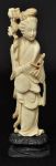 Gueixa com flores e leque - escultura oriental esculpida em marfim, base de madeira entalhada - med. 13 cm com base med. 15 cm.