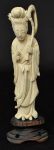 Gueixa - escultura oriental esculpida em marfim, base de madeira entalhada med. 13 cm. com base med. 16 cm.