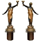 Par de monumentais luminária para uma lampada em bronze patinado com policromia dourada representando ninfas, cupulas em vidro - med. 118 x 83 cm (com pequenos desgastes na policromia).