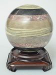 Esfera com vários tipos de mármore, acompanha base de madeira entalhada - med. 19 cm (sem base) e 25 cm (com base) - peça muito pesada.