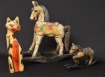 Lote constando de 3 esculturas em madeira entalhada e policromada, sendo: dois cavalos de balanço - med. 19 x 30 cm - orelha e base coladas e 48 x 47 cm - com uma orelha colada - e gato - med. 40 cm com uma orelha com defeito.