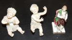 Lote constando de três esculturas européias, sendo: duas em biscuit policromado representando crianças brincando - med. 6 e 5 cm e escultura em porcelana policromada representado jovem fidalgo - marca na base - med. 8 cm (peças com pequenos defeitos).