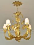 Lustre para 10 lâmpadas em metal com pátina à folha de ouro, decorado com flores e folhagens, acompanha 5 cúpulas em pergaminho - med. 100 cm