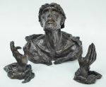 Lote constando de 3 peças em resina patinada representando busto de São Francisco e par de mãos - busto med. 19 x 20 cm e mãos med. 12 cm.