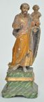 São José com menino Jesus - Belíssima imagem sacra portuguesa cerca de 1900, esculpida em madeira ricamente policromada com detalhes a folha de ouro, com olhos de vidro - med. 32 cm  (com defeitos).