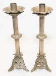 Par de castiçal para uma vela cada em metal prateado , acompanha bobeches. 28 cm alt