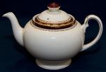 Bule de chá de faiança Alfred Meakim, England, na cor marfim com borda dourada e vinho