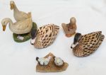 Lote composto por dois patos de madeira, três patos de cerâmica e miniatura com dois pássaros no ninho