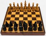 Jogo de xadrez, peças e tabuleiro em madeira. Tabuleiro dobrável, transformando-se em caixa para guardar as peças. 28x28