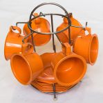 Jogo com seis xícaras para café, de plástico resistente, na cor laranja, com suporte em metal cromado, produzido pela MOPEX