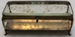 Caixa francesa de cristal bisotado e lapidado com folhagens, moldura e pés em bronze. Med. 10cmx28cmx12cm