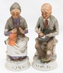 Escultura em biscuit representando casal de velhos. Med. 18cm alt