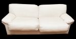 Confortável sofá  ,revestido de couro legítimo na cor branca, muito espaçoso.Almofadas do assento c/ ziper. Excelente estado e qualidade. Med. 2,20x1,05