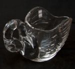 Bomboniere em demi cristal translúcido no feitio de cisnei lapidado. Med. 11x14x26cm