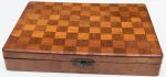 Caixa de charutos soberanos, belo trabalho de xadrez sobre tampa de madeira. Med. 27x20